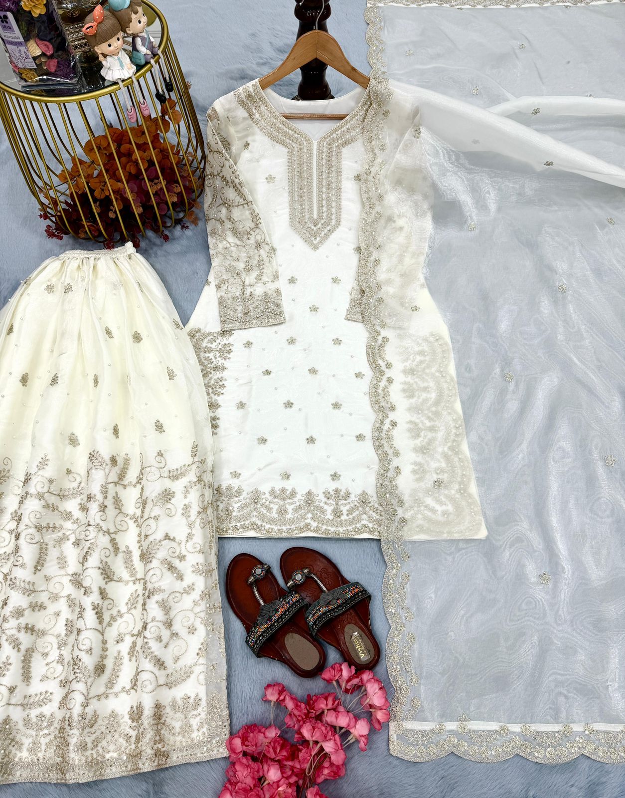 SW220 White GMY Silk Set - Model View